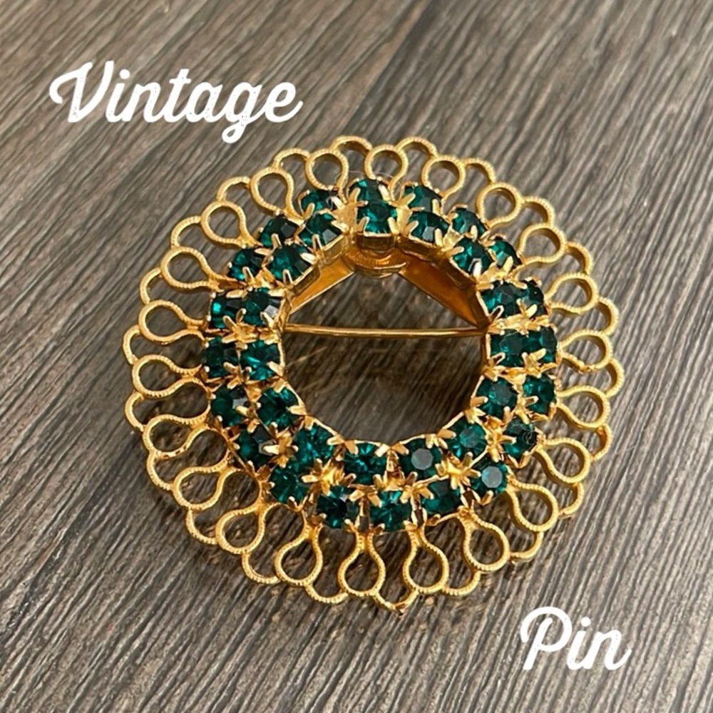 Vintage Gold-tone Filigree Brooch with Emerald Green Rhinestones